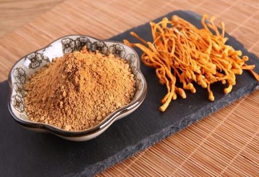Qual é o efeito do extrato de Cordyceps militaris (cordycepin) na pele?